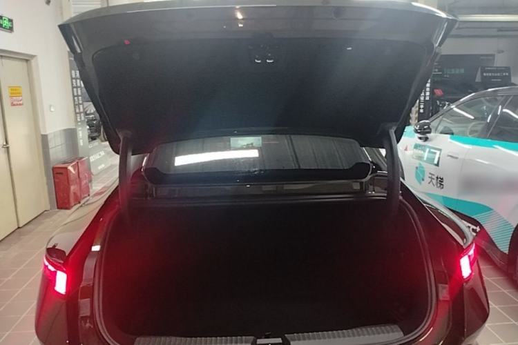 Used Lynk & Co 10 EM-P 2025 Model 240 All-Wheel Drive Ultra—Sport Edition Trunk
