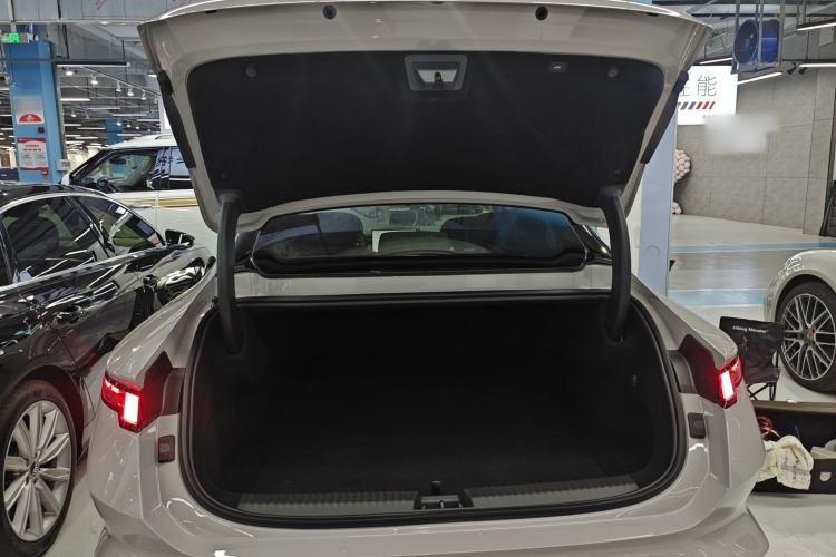 Used Lynk & Co 10 EM-P 2025 Facelifted Model 240 All-Wheel Drive Ultra—Sport Edition Trunk