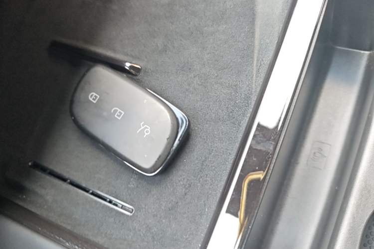 Used Lynk & Co 10 EM-P 2025 Facelifted Model 240 All-Wheel Drive Ultra Vehicle Key