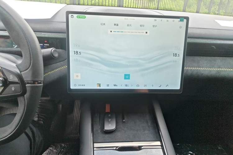 Used Lynk & Co 10 EM-P 2025 Model 240 All-Wheel Drive Ultra—Sport Edition Audio And AC Panel