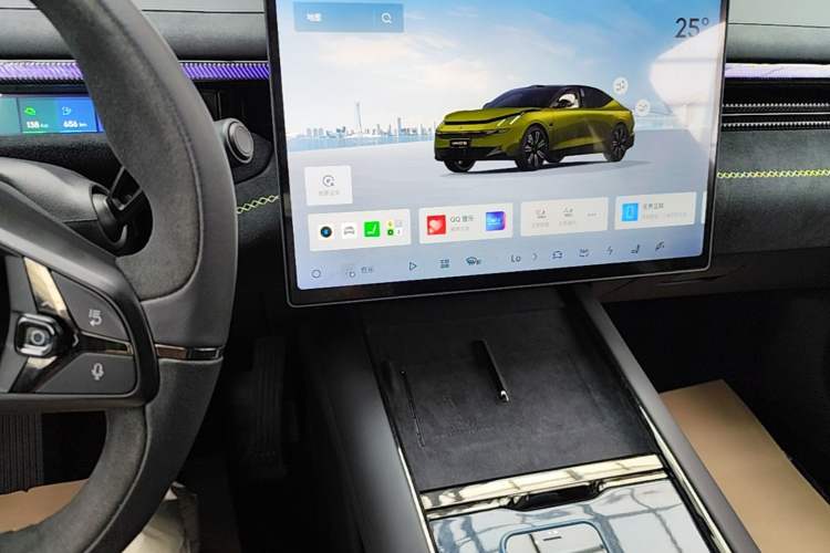 Used Lynk & Co 10 EM-P 2025 Model 240 All-Wheel Drive Ultra—Sport Edition Audio And AC Panel