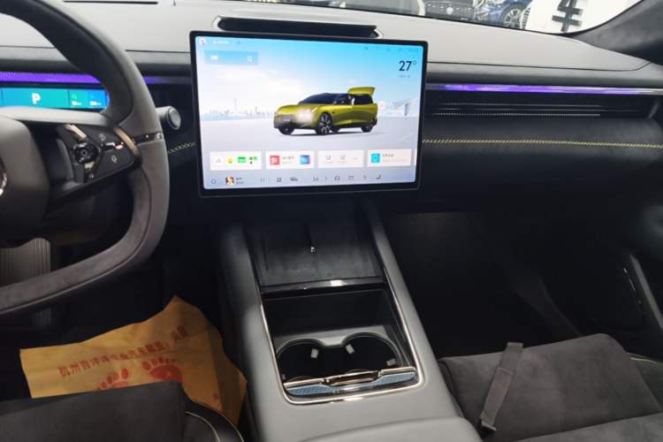Used Lynk & Co 10 EM-P 2025 Model 240 All-Wheel Drive Ultra—Sport Edition Audio And AC Panel