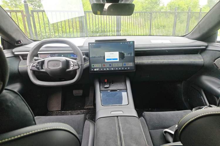 Used Lynk & Co 10 EM-P 2025 Model 240 All-Wheel Drive Ultra—Sport Edition Center Console