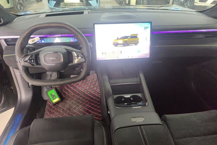 Used Lynk & Co 10 EM-P 2025 Model 240 All-Wheel Drive Ultra—Sport Edition Center Console