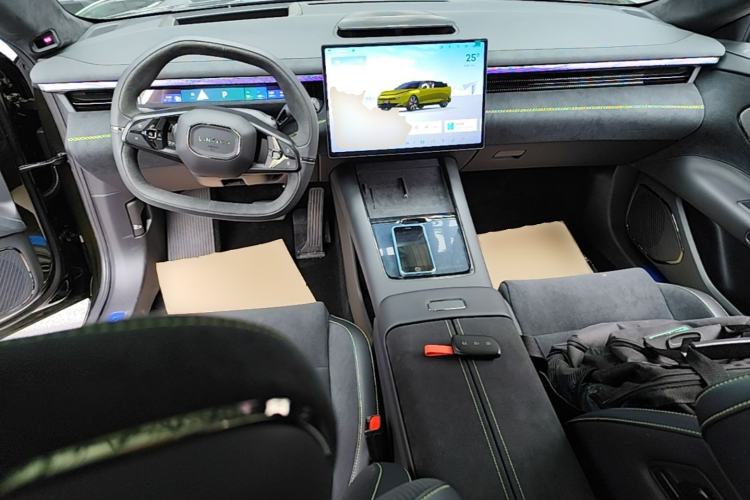 Used Lynk & Co 10 EM-P 2025 Model 240 All-Wheel Drive Ultra—Sport Edition Center Console