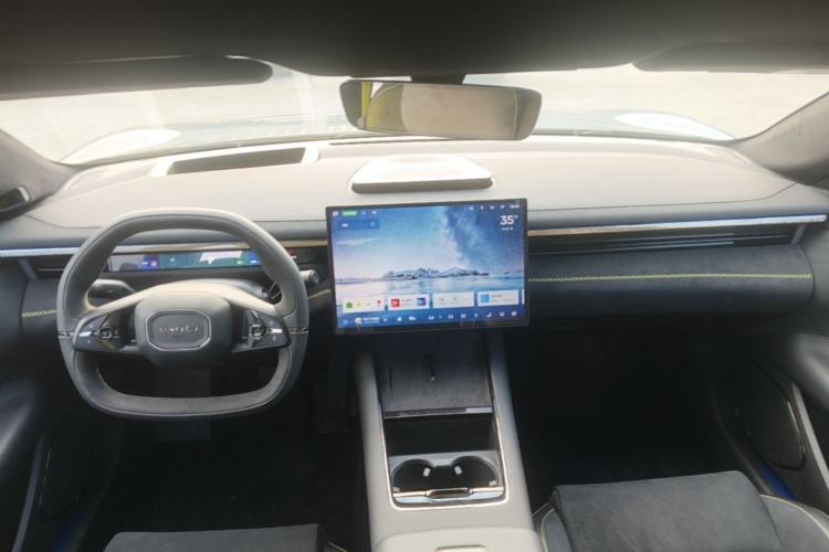 Used Lynk & Co 10 EM-P 2025 Model 240 All-Wheel Drive Ultra—Sport Edition Center Console