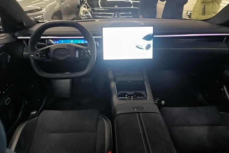 Used Lynk & Co 10 EM-P 2025 Model 240 All-Wheel Drive Ultra—Sport Edition Center Console