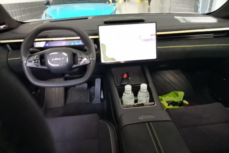 Used Lynk & Co 10 EM-P 2025 Model 240 All-Wheel Drive Ultra—Sport Edition Center Console