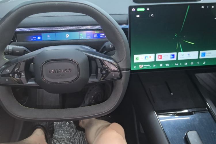 Used Lynk & Co 10 EM-P 2025 Model 240 All-Wheel Drive Ultra—Sport Edition Center Console