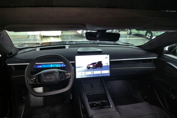 Used Lynk & Co 10 EM-P 2025 Model 240 All-Wheel Drive Ultra—Sport Edition Center Console