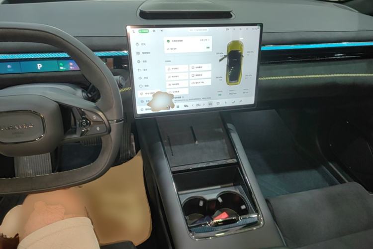 Used Lynk & Co 10 EM-P 2025 Model 240 All-Wheel Drive Ultra—Sport Edition Center Console
