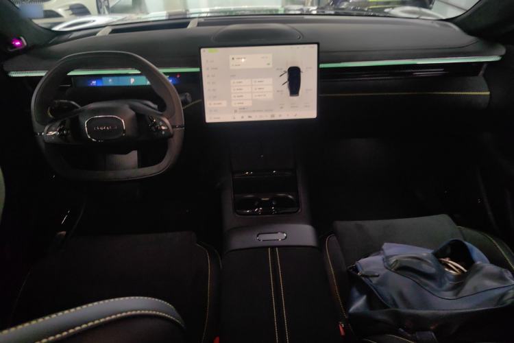 Used Lynk & Co 10 EM-P 2025 Model 240 All-Wheel Drive Ultra—Sport Edition Center Console