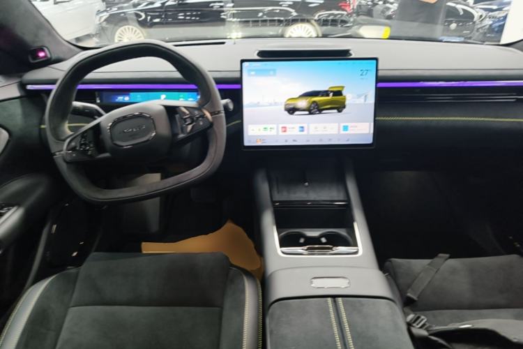 Used Lynk & Co 10 EM-P 2025 Model 240 All-Wheel Drive Ultra—Sport Edition Center Console