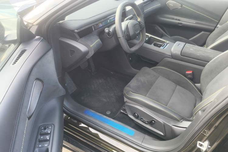 Used Lynk & Co 10 EM-P 2025 Model 240 All-Wheel Drive Ultra—Sport Edition Driver Seat