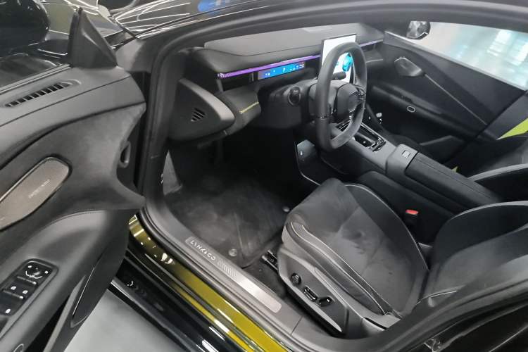 Used Lynk & Co 10 EM-P 2025 Model 240 All-Wheel Drive Ultra—Sport Edition Driver Seat