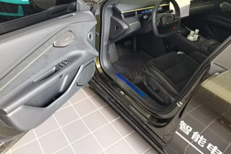 Used Lynk & Co 10 EM-P 2025 Model 240 All-Wheel Drive Ultra—Sport Edition Driver Seat