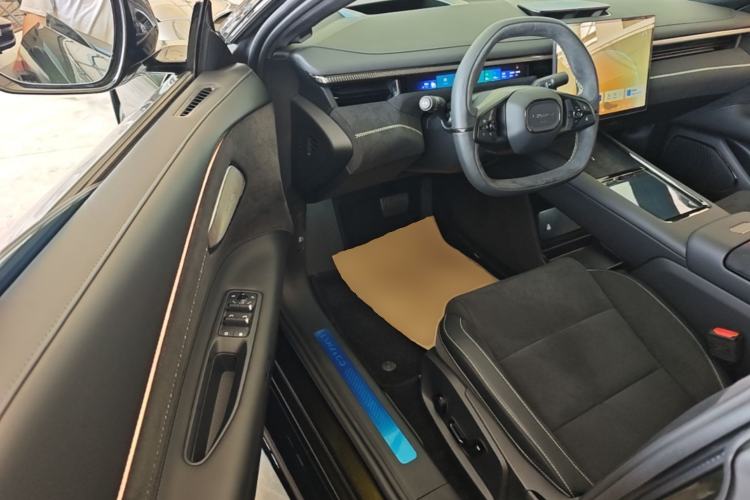 Used Lynk & Co 10 EM-P 2025 Model 240 All-Wheel Drive Ultra—Sport Edition Driver Seat