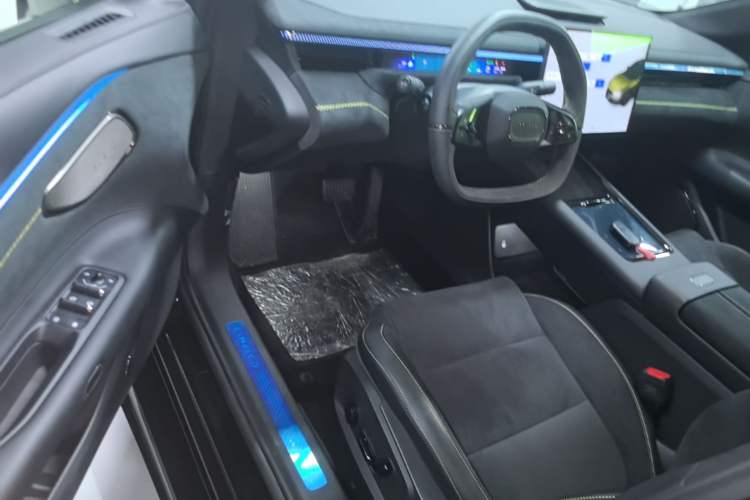 Used Lynk & Co 10 EM-P 2025 Model 240 All-Wheel Drive Ultra—Sport Edition Driver Seat