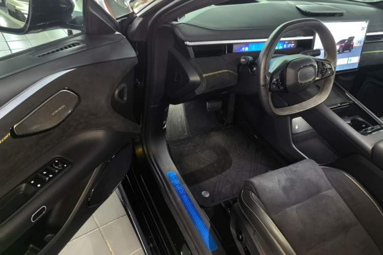Used Lynk & Co 10 EM-P 2025 Model 240 All-Wheel Drive Ultra—Sport Edition Driver Seat