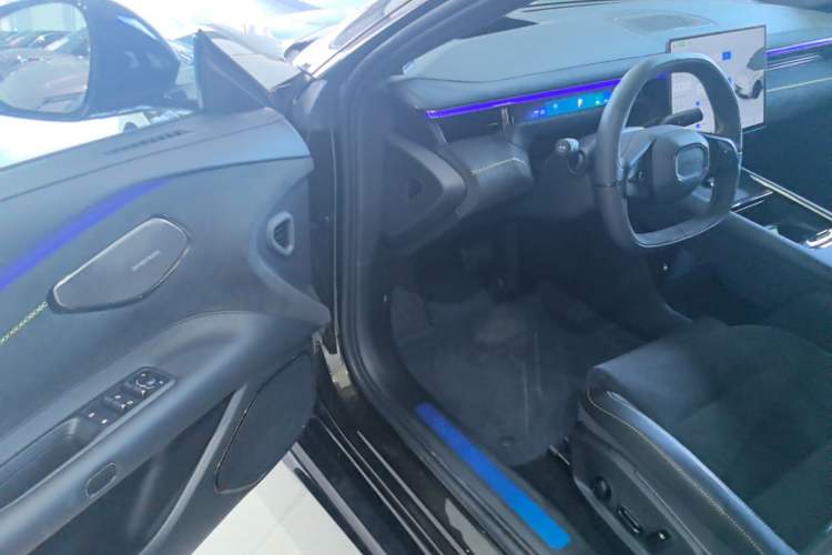 Used Lynk & Co 10 EM-P 2025 Model 240 All-Wheel Drive Ultra—Sport Edition Driver Seat