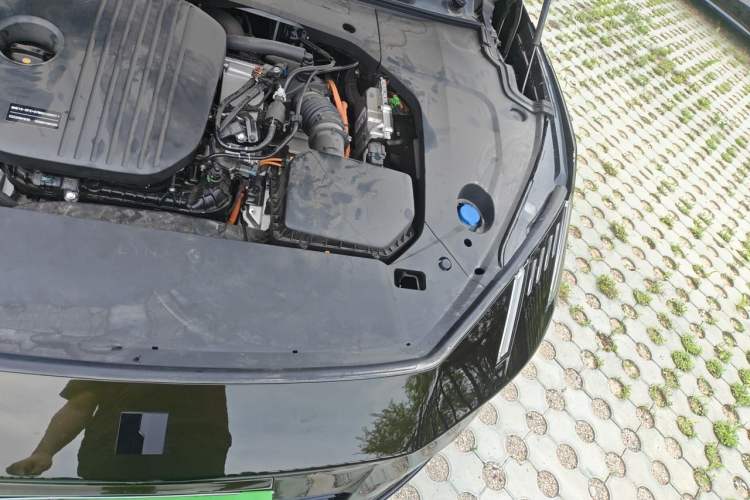 Used Lynk & Co 10 EM-P 2025 Model 240 All-Wheel Drive Ultra—Sport Edition Engine Bay Left
