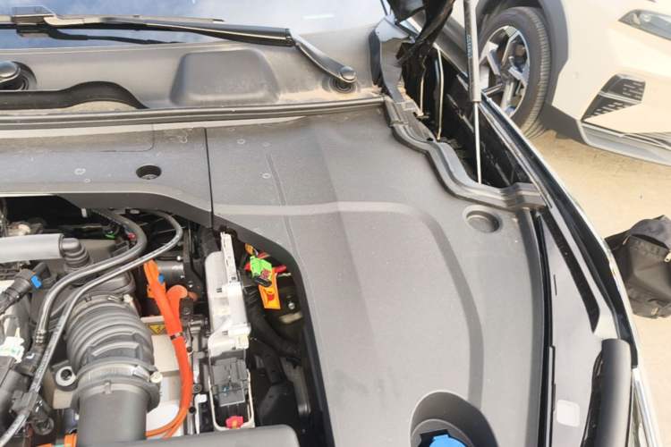 Used Lynk & Co 10 EM-P 2025 Model 240 All-Wheel Drive Ultra—Sport Edition Engine Bay Left
