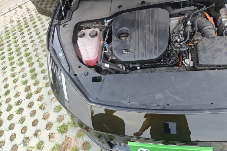 Used Lynk & Co 10 EM-P 2025 Model 240 All-Wheel Drive Ultra—Sport Edition Engine Bay Right