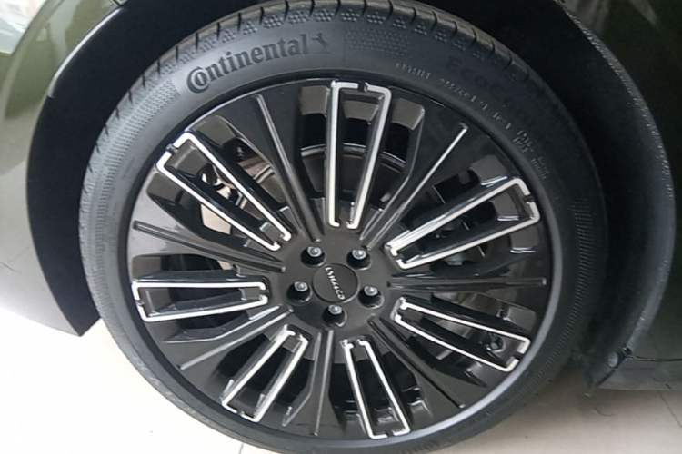Used Lynk & Co 10 EM-P 2025 Model 240 All-Wheel Drive Ultra—Sport Edition Exterior 5