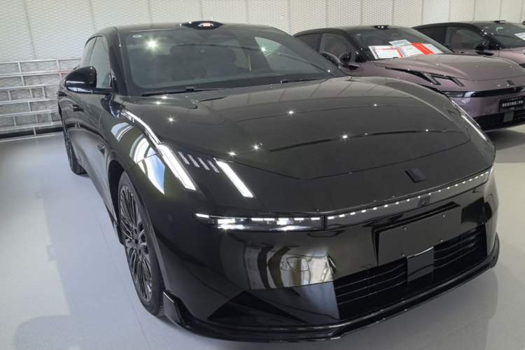 Used Lynk & Co 10 EM-P 2025 Model 240 All-Wheel Drive Ultra—Sport Edition Front Right 45 Deg