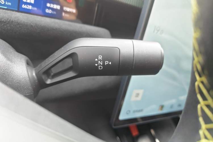Used Lynk & Co 10 EM-P 2025 Model 240 All-Wheel Drive Ultra—Sport Edition Gear Lever