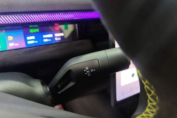 Used Lynk & Co 10 EM-P 2025 Model 240 All-Wheel Drive Ultra—Sport Edition Gear Lever