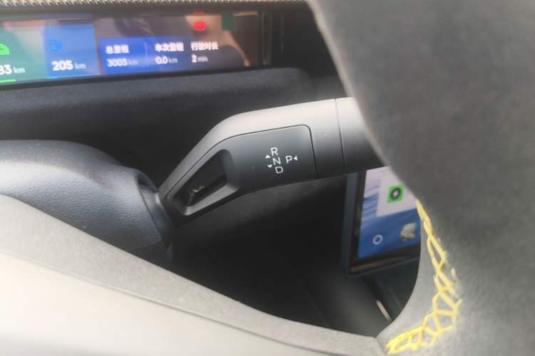 Used Lynk & Co 10 EM-P 2025 Model 240 All-Wheel Drive Ultra—Sport Edition Gear Lever