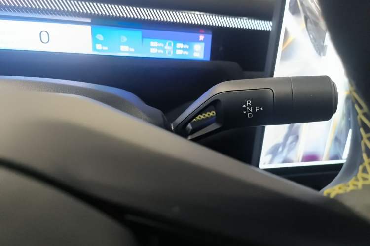 Used Lynk & Co 10 EM-P 2025 Model 240 All-Wheel Drive Ultra—Sport Edition Gear Lever