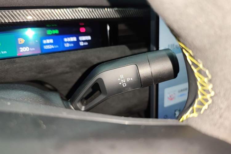 Used Lynk & Co 10 EM-P 2025 Model 240 All-Wheel Drive Ultra—Sport Edition Gear Lever