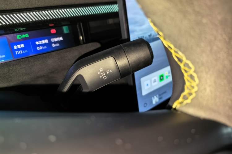 Used Lynk & Co 10 EM-P 2025 Model 240 All-Wheel Drive Ultra—Sport Edition Gear Lever