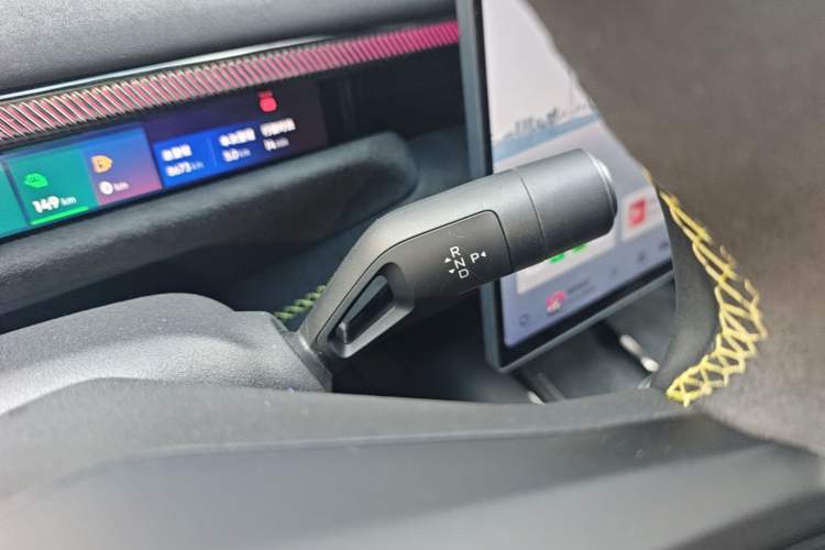 Used Lynk & Co 10 EM-P 2025 Model 240 All-Wheel Drive Ultra—Sport Edition Gear Lever