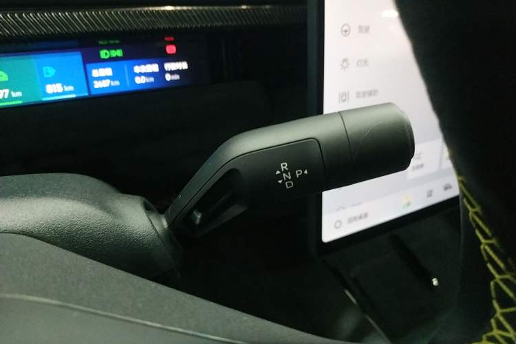 Used Lynk & Co 10 EM-P 2025 Model 240 All-Wheel Drive Ultra—Sport Edition Gear Lever