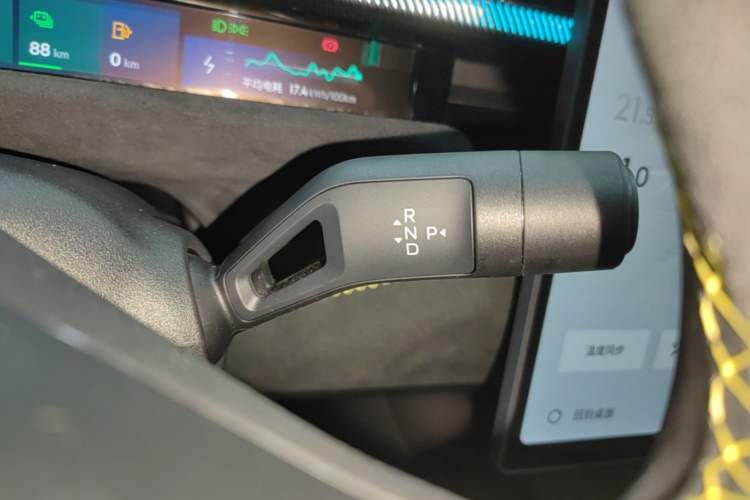 Used Lynk & Co 10 EM-P 2025 Model 240 All-Wheel Drive Ultra—Sport Edition Gear Lever