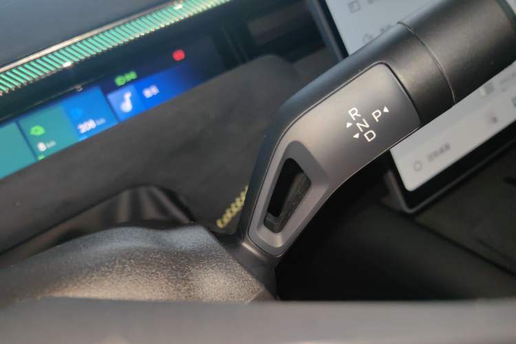 Used Lynk & Co 10 EM-P 2025 Model 240 All-Wheel Drive Ultra—Sport Edition Gear Lever