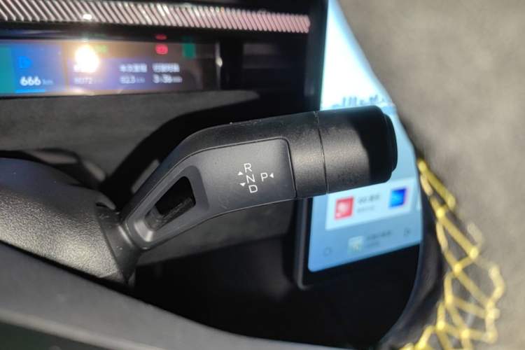 Used Lynk & Co 10 EM-P 2025 Model 240 All-Wheel Drive Ultra—Sport Edition Gear Lever