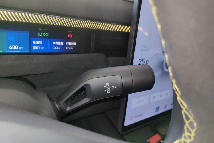 Used Lynk & Co 10 EM-P 2025 Model 240 All-Wheel Drive Ultra—Sport Edition Gear Lever