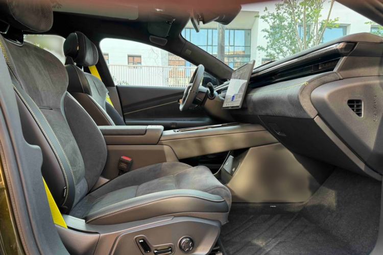 Used Lynk & Co 10 EM-P 2025 Model 240 All-Wheel Drive Ultra—Sport Edition Interior 10