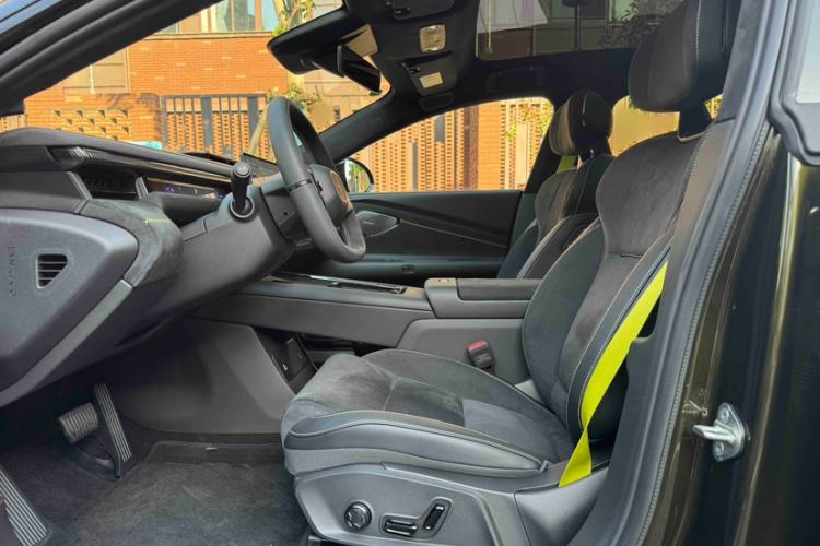 Used Lynk & Co 10 EM-P 2025 Model 240 All-Wheel Drive Ultra—Sport Edition Interior 2