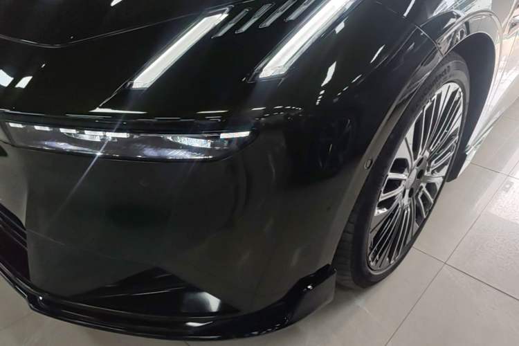 Used Lynk & Co 10 EM-P 2025 Model 240 All-Wheel Drive Ultra—Sport Edition Left Front Headlight