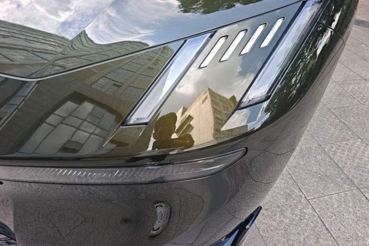 Used Lynk & Co 10 EM-P 2025 Model 240 All-Wheel Drive Ultra—Sport Edition Left Front Headlight