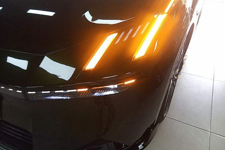 Used Lynk & Co 10 EM-P 2025 Model 240 All-Wheel Drive Ultra—Sport Edition Left Front Headlight