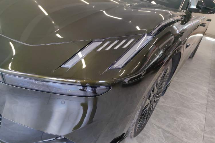 Used Lynk & Co 10 EM-P 2025 Model 240 All-Wheel Drive Ultra—Sport Edition Left Front Headlight