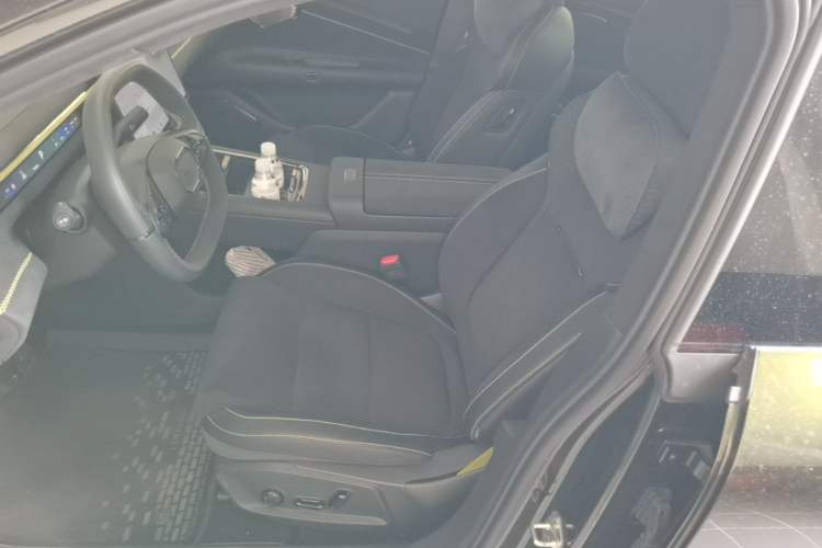 Used Lynk & Co 10 EM-P 2025 Model 240 All-Wheel Drive Ultra—Sport Edition Left Front Seat