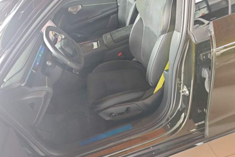 Used Lynk & Co 10 EM-P 2025 Model 240 All-Wheel Drive Ultra—Sport Edition Left Front Seat