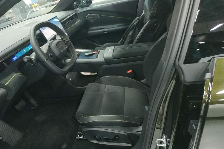 Used Lynk & Co 10 EM-P 2025 Model 240 All-Wheel Drive Ultra—Sport Edition Left Front Seat